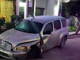 Chocan unidades y dejan daños materiales en colonia popular