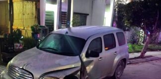 Chocan unidades y dejan daños materiales en colonia popular