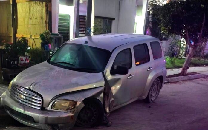 Chocan unidades y dejan daños materiales en colonia popular (2)