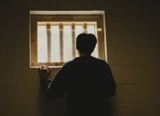 Texas envió a miles de niños al sistema juvenil por peleas, vapeo y amenazas en la escuela: muchos terminaron esposados