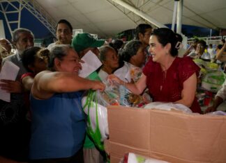 Mónica Villarreal, entrega más de mil equipos de trabajo y apoyo alimentario a despicadoras