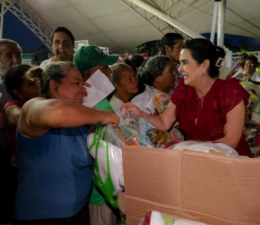 Mónica Villarreal, entrega más de mil equipos de trabajo y apoyo alimentario a despicadoras
