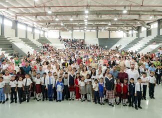 Monica Villarreal , amplia cobertura de becas municipales; beneficia a 582 estudiantes