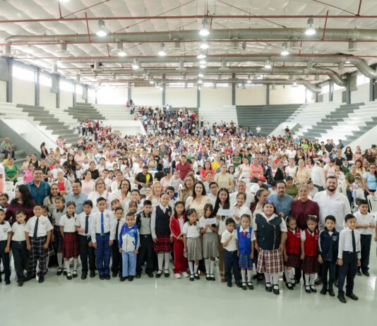 Monica Villarreal , amplia cobertura de becas municipales; beneficia a 582 estudiantes