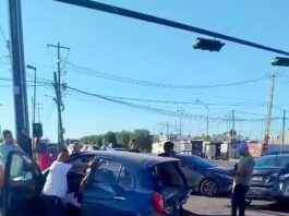 Se impactan en concurrida vialidad y dejan daños materiales