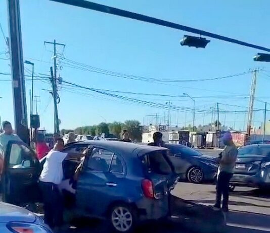 Se impactan en concurrida vialidad y dejan daños materiales