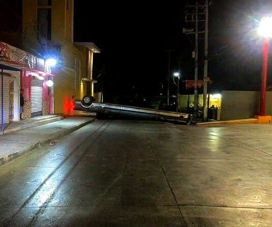 Vuelca unidad y la dejan abandonada en el Pedro José Méndez