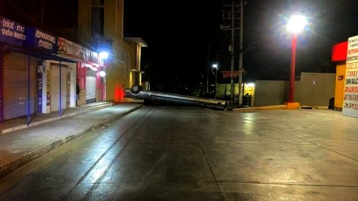 Vuelca unidad y la dejan abandonada en el Pedro José Méndez (4)