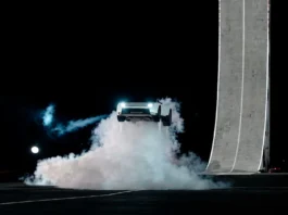 Elon Musk: mejor inventando autos voladores que levantando motosierras