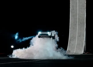 Elon Musk: mejor inventando autos voladores que levantando motosierras