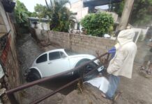 Vocho es arrastrado por fuerte corriente hasta un canal pluvial en Tampico