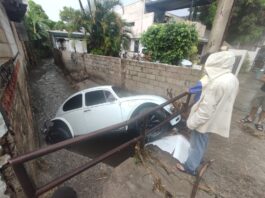 Vocho es arrastrado por fuerte corriente hasta un canal pluvial en Tampico