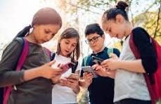 Uso de celulares afecta el rendimiento escolar de los niños; lo usan hasta 10 horas diarias