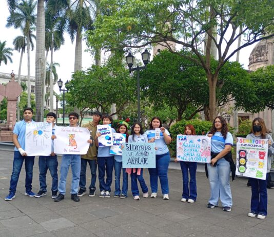 Alumnos de prepa concientizan a la población sobre la importancia de la Salud Mental