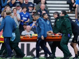 ¡Salió en camilla e inconsciente! Dibu Martínez sufre fuerte golpe en el Chelsea-Everton