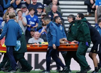 ¡Salió en camilla e inconsciente! Dibu Martínez sufre fuerte golpe en el Chelsea-Everton
