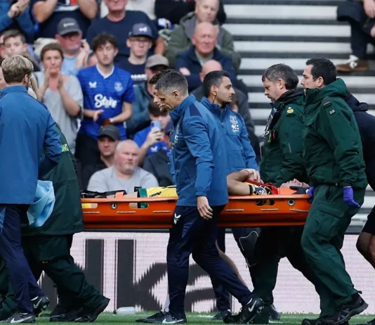¡Salió en camilla e inconsciente! Dibu Martínez sufre fuerte golpe en el Chelsea-Everton