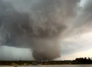 Tornado deja postes caídos en Texas