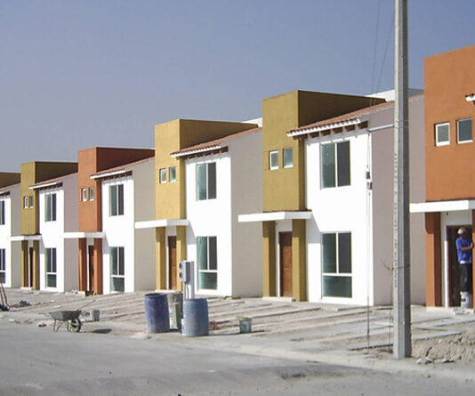 Aumenta demanda de casas 40% y baja la oferta a 10%, frena la construcción y el empleo
